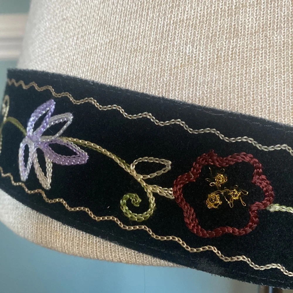 VTG Y2K Hurley suede embroidered boho belt. Size 36. Cowgirlcore surfer retro
